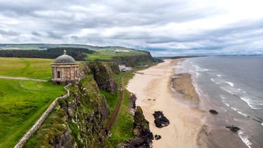 noord-ierland_portstewart-strand_dorne_strand_kliffen_tempel_shutterstock