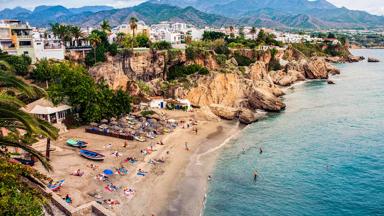 spanje_costa-del-sol_nerja_vakantie-andalusie_strand-van-nerja_kust_berg_shutterstock
