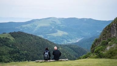 frankrijk_grand-est_vogezen_gerardmer_bergen_stel_man_vrouw_wandelen_uitrusten_uitzicht_GettyImages-1291584934