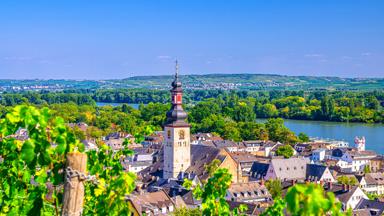 duitsland_rijnland-palts_rudesheim_st-jacobus-kerk_rijn_shutterstock_1771788287
