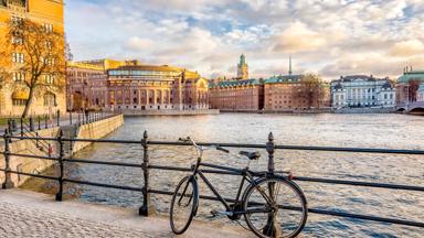 zweden_stockholmslan_stockholm_fietsvakantie-zweden_fiets-op-dijk_rijksdaggebouw_water_shutterstock