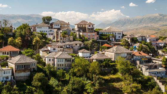 Albanië-Gjirokastra-huizen-berg-shutterstock