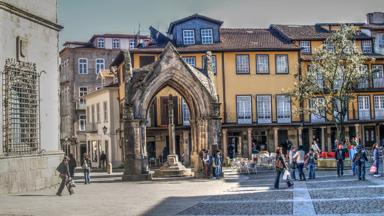 portugal_braga_guimaraes_padrao-do-salado_gotische-tempel_plein_terras_mensen_GettyImages-592587297