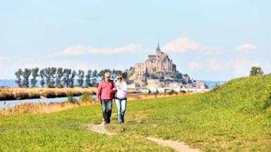 wandelrondreis_frankrijk_bretagne_s-cape_mont-saint-michel_wandelaars_kust_crt_bretagne