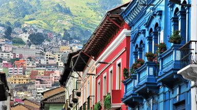 ecuador_pichincha_quito_oude-binnenstad_kleurrijke-huizen_berg_balkon_laurens-vd-molen