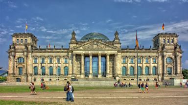 duitsland_berlijn_berlijn_rijksdaggebouw_vooraanzicht_mensen_pixabay.jpg