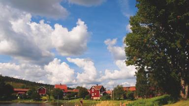 zweden_dalarna_rode-huisjes_meer_steiger_mensen