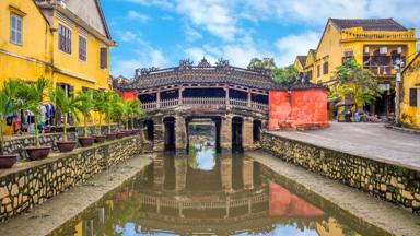 vietnam_quang-nam_hoi-an_japanse-brug_water_gele-gebouwen_weg