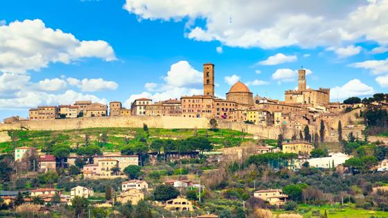 italie_toscane_volterra_kerk_priori-paleis_dorp-op-heuvel_shutterstock_1635929725.jpg