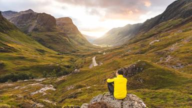 schotland_highland_glencoe_vallei_man_weg_route_bergen_GettyImages-1138705619