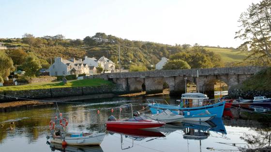 noord_ierland_county-antrim_cushendun_haven_gekleurde-boten_toerisme_ireland