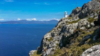 ierland_county-cork_beara_schiereiland_landschap_sheeps-head_vuurtoren_rots_zee_getty