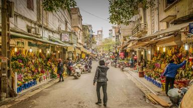 vietnam_hanoi_old-quarter_centrum_straat_locals_scooters_bloemenwinkels
