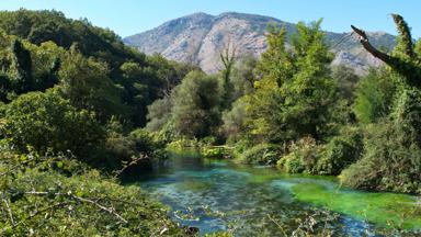 albanie_sarande_blue-eye_zoetwaterbron_landschap-bergen-water_shutterstock