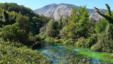 albanie_sarandie_blue-eye_zoetwaterbron_landschap-bergen-water_shutterstock