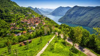 zwitserland_ticino_zuid-zwitserland_lugano_meer-van-lugano_monte-san-salvatore_monte-bre_bergen_weg_huizen_bomen_shutterstock