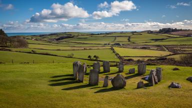 ierland_county-cork_glandore_drombeg_steencirkel_uitzicht_groen_shutterstock