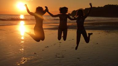 Costa-Rica_Manuel-Antonio_strand_zonsondergang_vrouwen_springen_singles_w