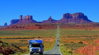 verenigde-staten_arizona_monument-valley_camper_cruiseamerica_rotsformaties_onderweg_vlakte_gettyimages