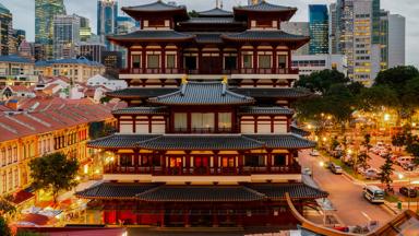singapore_chinatown_boeddha-tand-tempel_vooraanzicht_stad_avond_verlicht_b.jpg