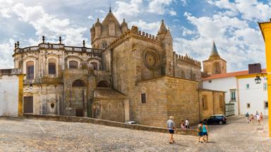 portugal_alentejo_evora_kathedraal_plein_mensen_shutterstock-504294106