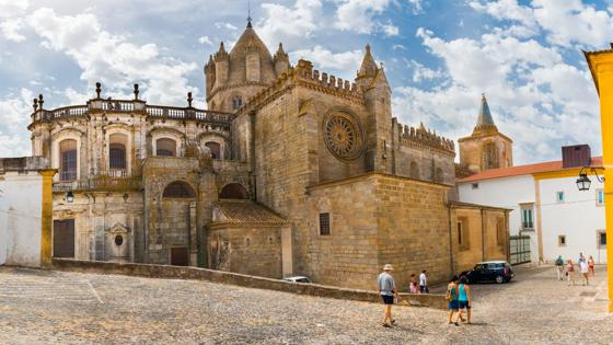 portugal_alentejo_evora_kathedraal_plein_mensen_shutterstock-504294106