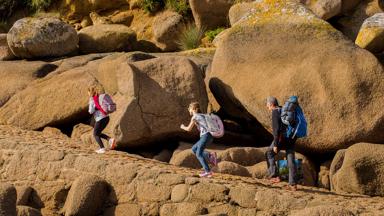 wandelrondreis_frankrijk_bretagne_s-cape_trebeurden_wandelaars_rotsen_crt_bretagne