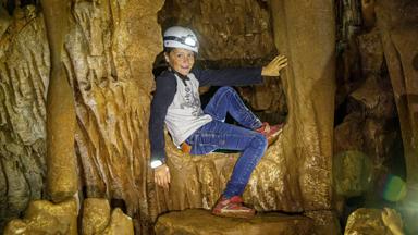 hotel_spanje_pyreneeen_prullans_cerdanya ecoresort_speleologie_jongen in grot_hotel