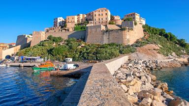 frankrijk_corsica_calvi_citadel_haven_zee_getty