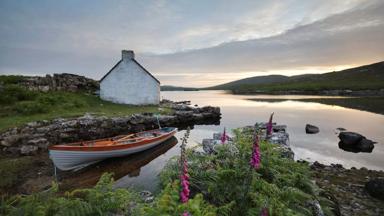 ierland_county-galway_connemara_screebe_fishermans-hut_boot_huisje_tourism_ireland