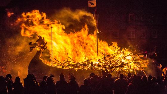 Viking schip dat verbrand wordt tijdens Helly Aa, het traditionele Viking fire festival  in January. 