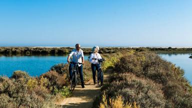 vakantie_portugal_algarve_ria-formosa_tavira_stel_fiets_fietspad_water_algarve-tourism-bureau