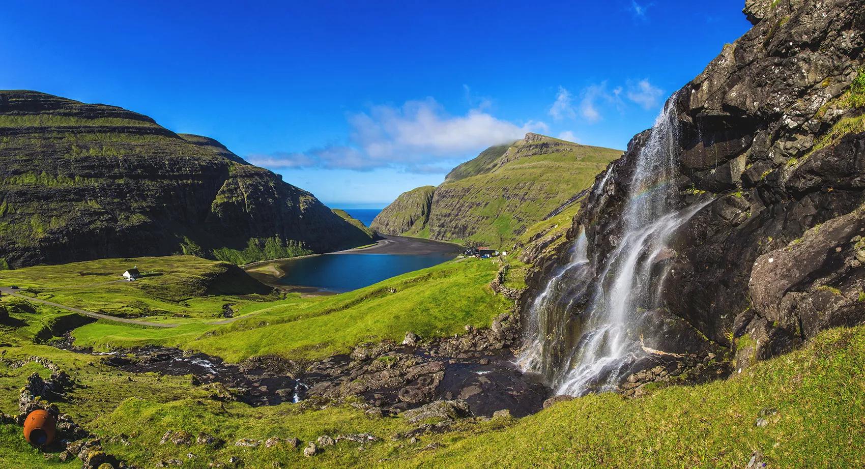 denemarken_faeroer-eilanden_saksun_uitzicht_kerk_meer_waterval?io=height%3A1376%2Ctransform%3Afill%2Cwidth%3A3440