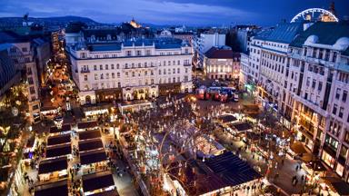 Hongarije_Budapest_kerstmarkt bij avond_Donautouristik_h