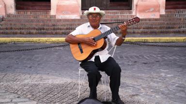 cuba_camaguey_man met gitaar_f.jpg