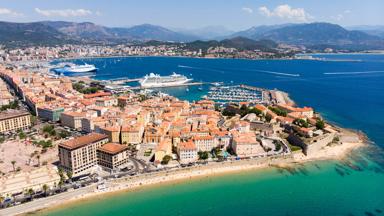 frankrijk_corsica_ajaccio_vakantie-corsica_uitzicht_haven_shutterstock