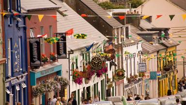 sfeer_ierland_dingle_town_tourism-ireland (2)