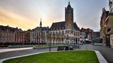 belgie_west-vlaanderen_roeselare_kerk_plein_centrum_getty-1209427306