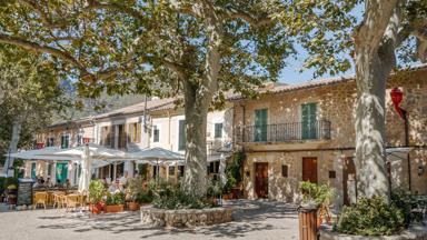 spanje_balearen_mallorca_valldemossa_plein_terras_mensen_pixabay