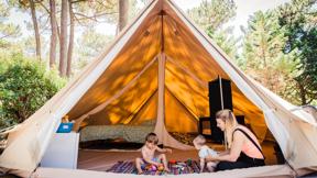 camping_frankrijk_landes_mimizan_camping_club_marina_surflife_tipitent_binnenkant_h