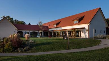 FOX_AT_Burgenland_Neutal_Jufa hotel Neutal_vooraanzicht 2