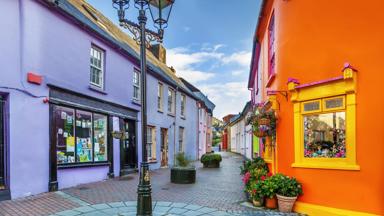 ierland_county-cork_kinsale_straat_pleintje_lantaarn_kleurrijke-huizen_huis_bloempot_bloembak_getty