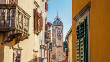 kroatie_istrie_labin_straat_doorkijk_kerktoren_raamluik_frans-balkon_getty