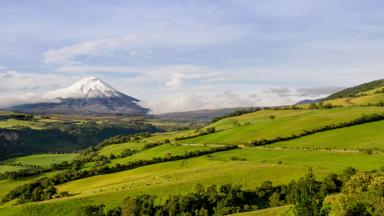 ecuador_andesgebergte_pan-american-highway_nationaal-park-cotopaxi_uitzicht_vulkaan_heuvels_sneeuw_b