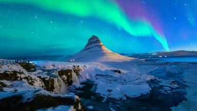 IJsland, Snaefellsness, Kirkjufell berg - GettyImages-1045987138