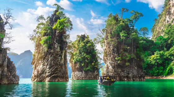 thailand_surat-thani_khao-sok-national-park_cheow-larn-meer_krijtrotsen_boot_shutterstock_1170170221