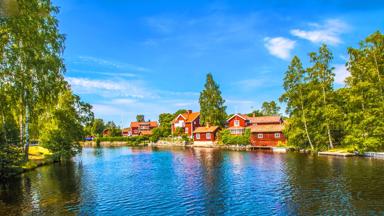 zweden_dalarna_rode-huizen_rivier_shutterstock_1768249547