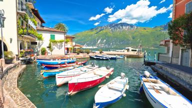 Italie_brescia_limone_gardameer_haven_boten_zon_shutterstock-1844765497