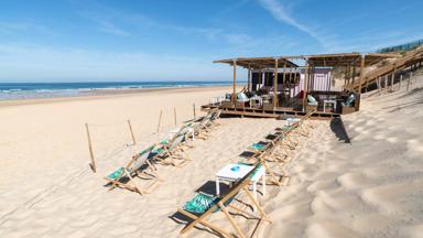 frankrijk_aquitanie_mimizan_strand_zee_strandstoelen_shutterstock_1822546478
