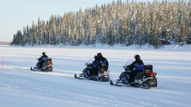 FinsLapland-Posio-HotelKirikeskus-Sneeuwscooter1_h